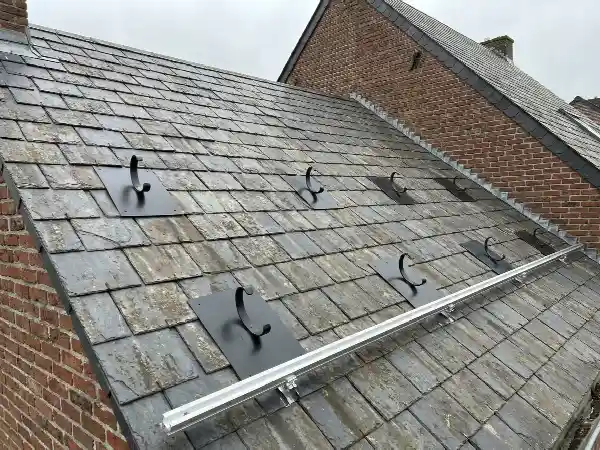 Leien dak met metalen platen en haken voor de montage van panelen