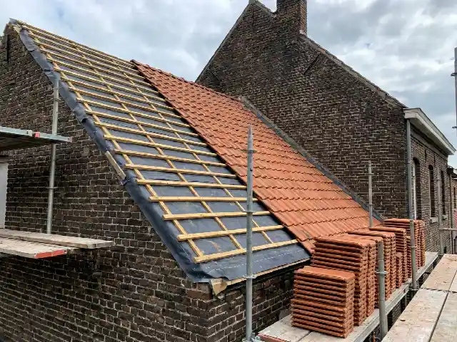 Deels geopend dak met panlatten en onderdak bij een inspectie
