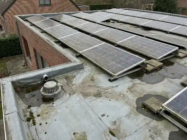Zonnepanelen in oost-west opstelling op een plat dak met ballast