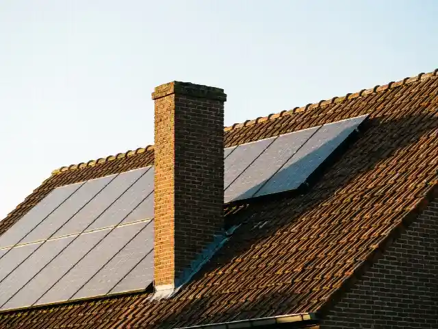 Schaduw van een schouw over een deel van de zonnepanelen